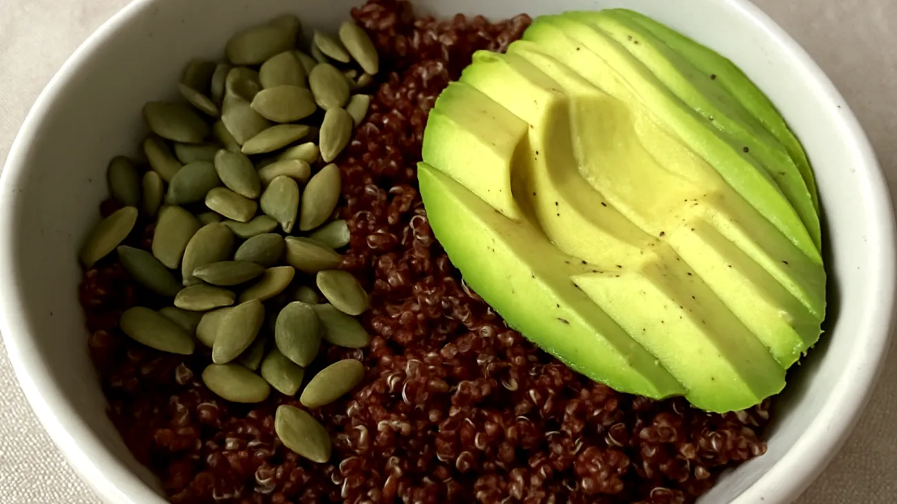 Bowl di quinoa rossa con semi di zucca e avocado"