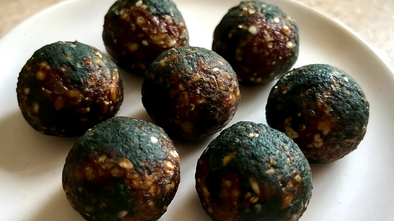 Energy balls con datteri, mandorle e spirulina"