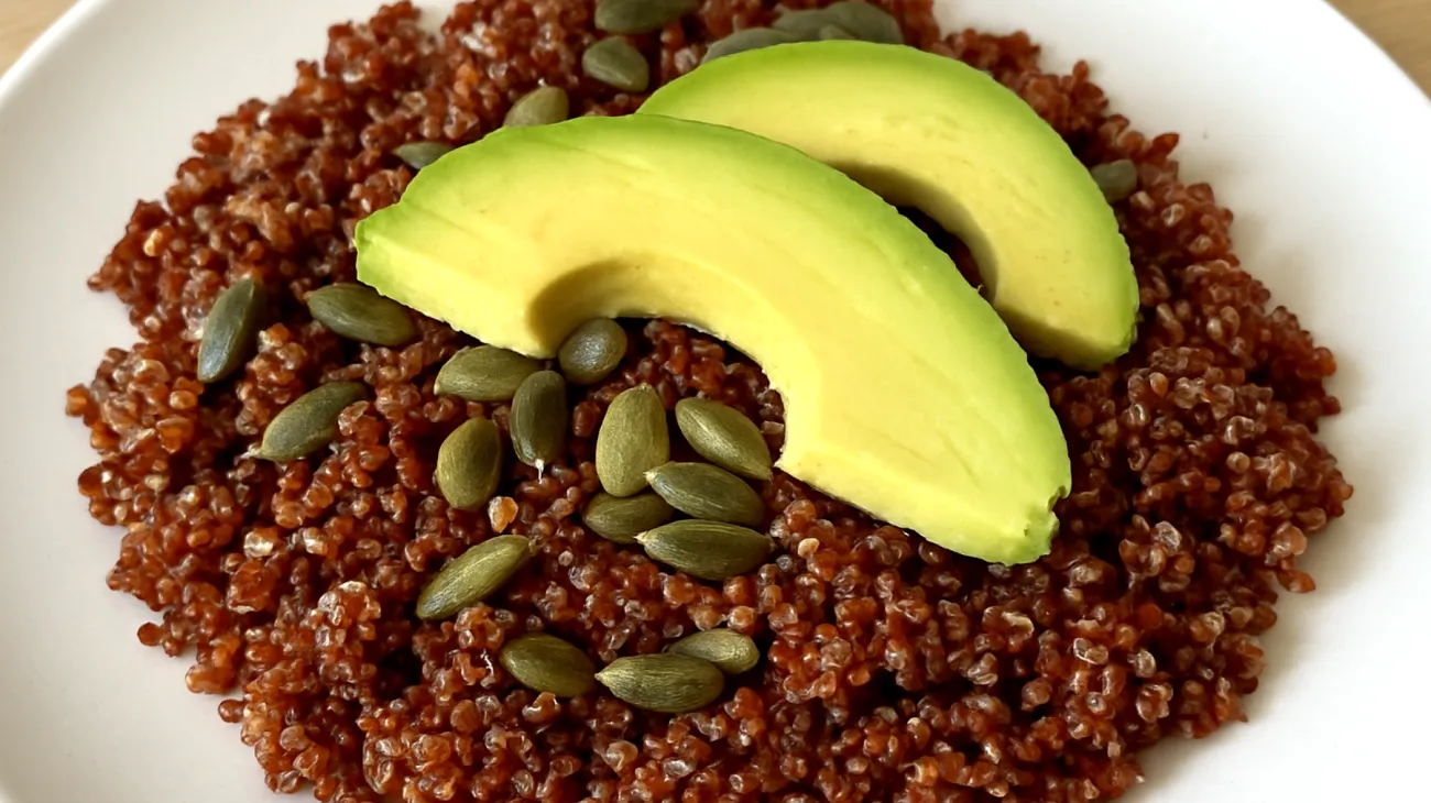 Insalata di quinoa rossa con semi di zucca e avocado"