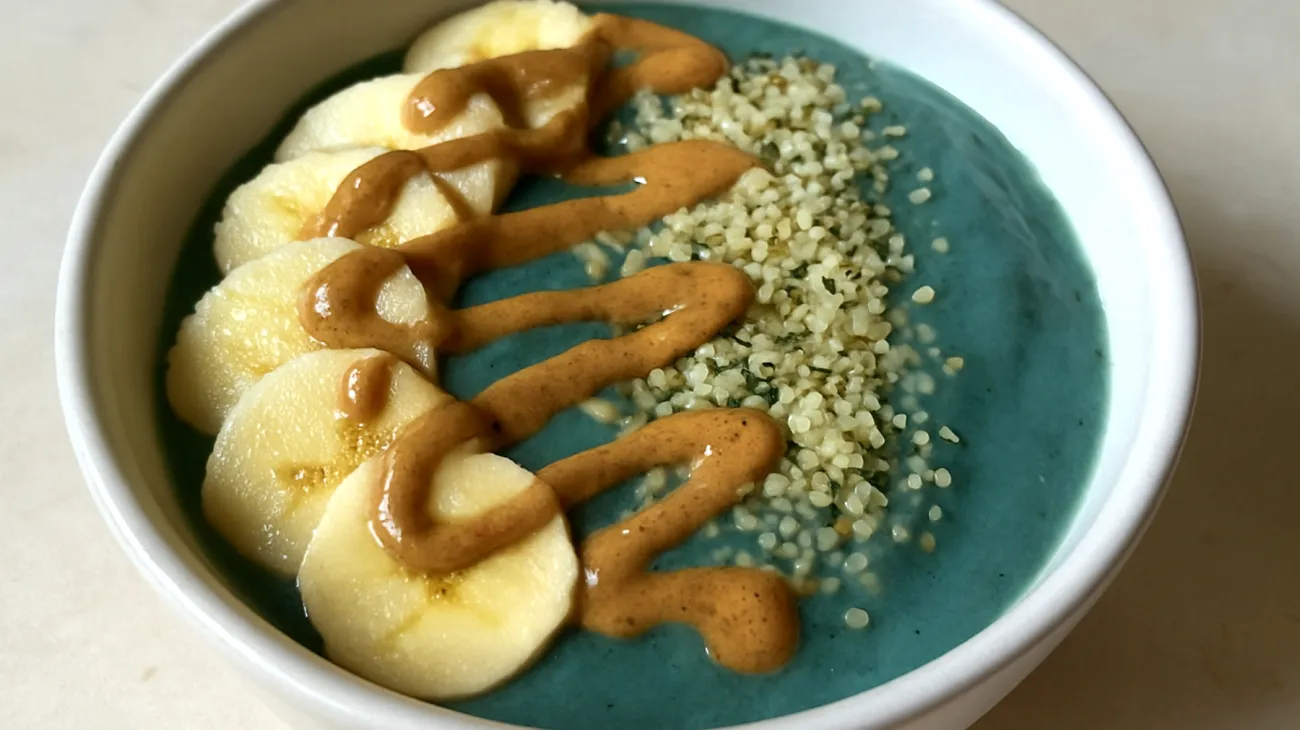 Smoothie bowl con spirulina, banana, semi di canapa e burro di mandorle"