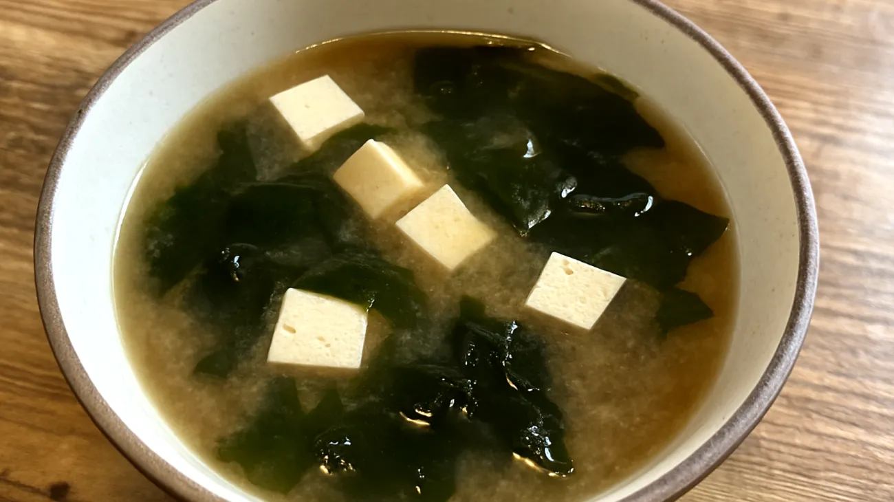 Zuppa di miso con alghe wakame e tofu"